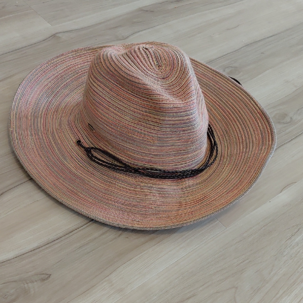 Womens Striped Wide-Brim Straw Sun Hat in Peach and Tan